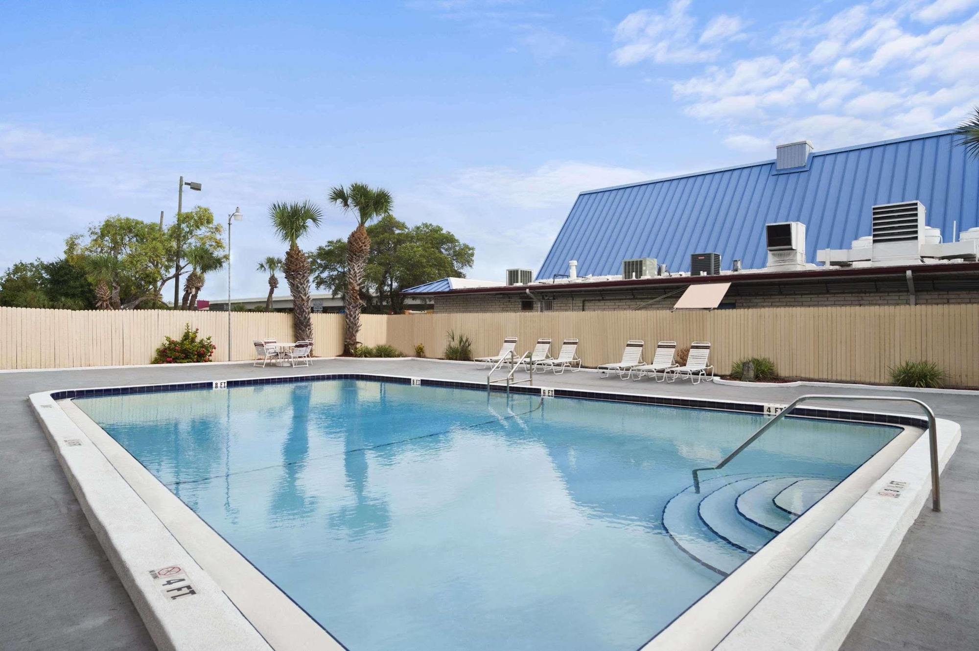 Super 8 By Wyndham Clearwater/us Hwy 19 N
