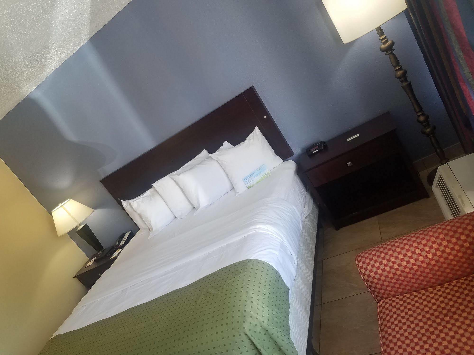 Days By Wyndham St. Petersburg / Tampa Bay Area