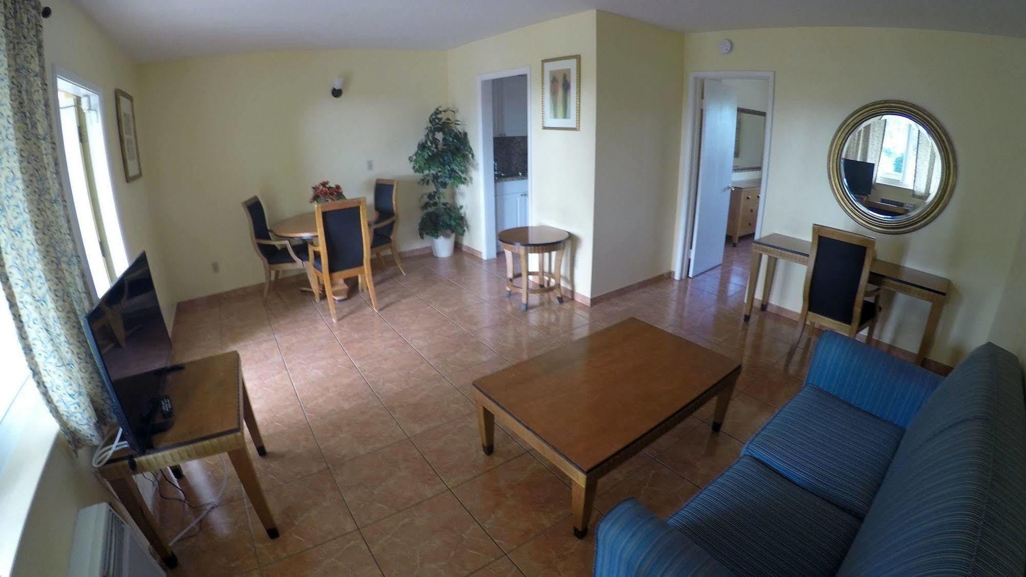 Capri Motel 3*