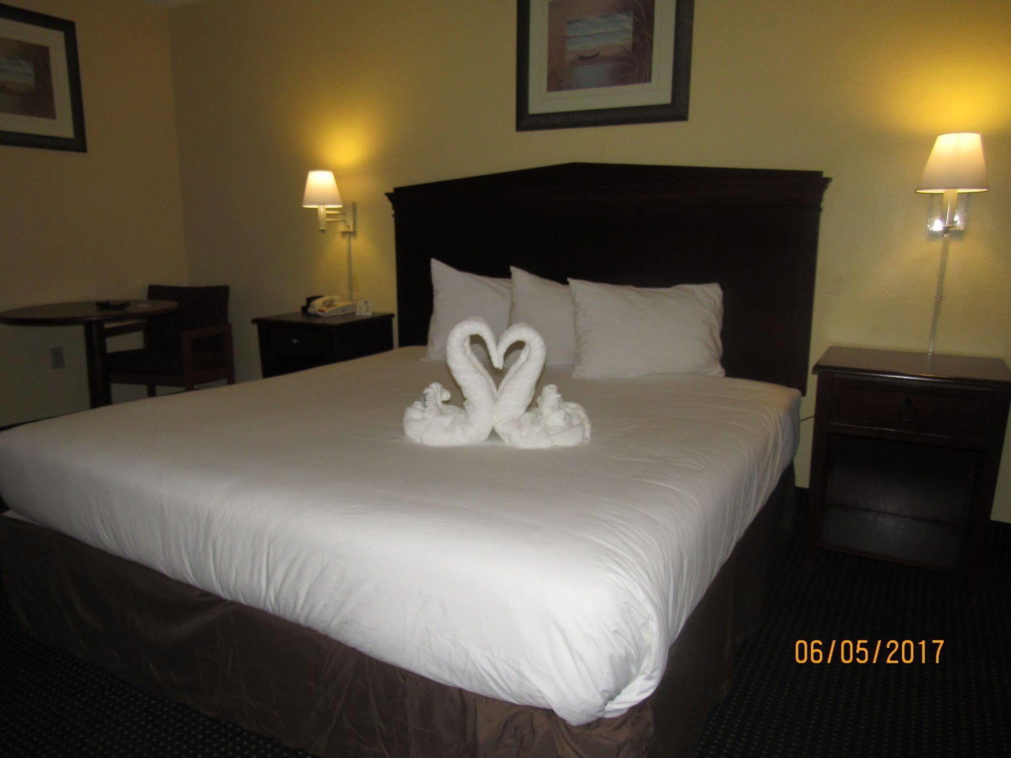 Econo Lodge *