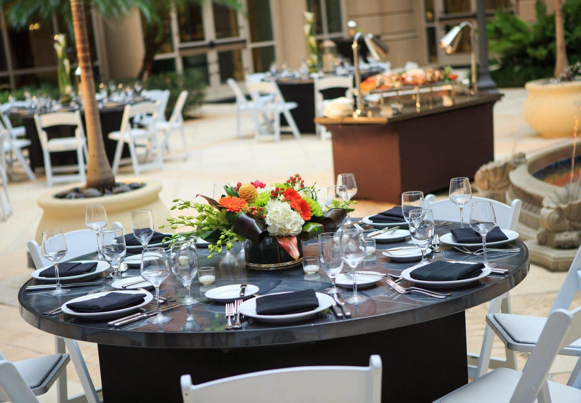 Hotel Renaissance International Plaza 4*