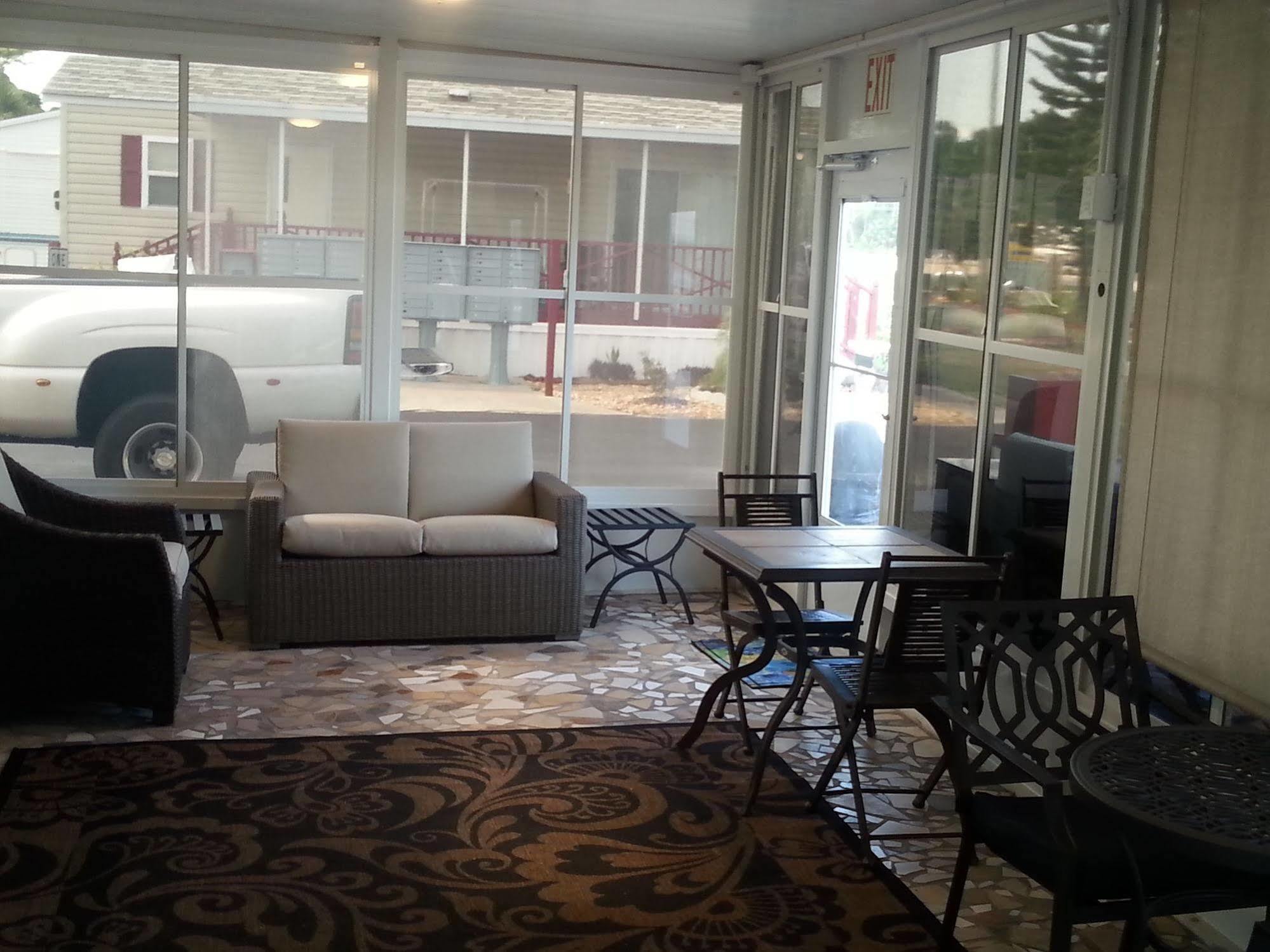 Carters And Mobile Village Hotel