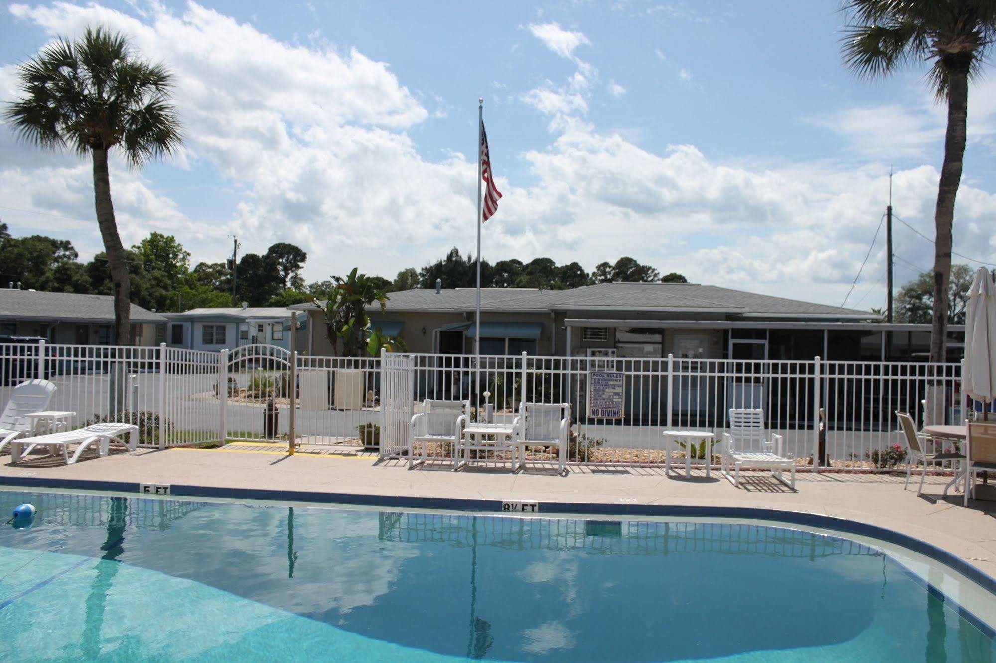 Hotel Carters And Mobile Village
