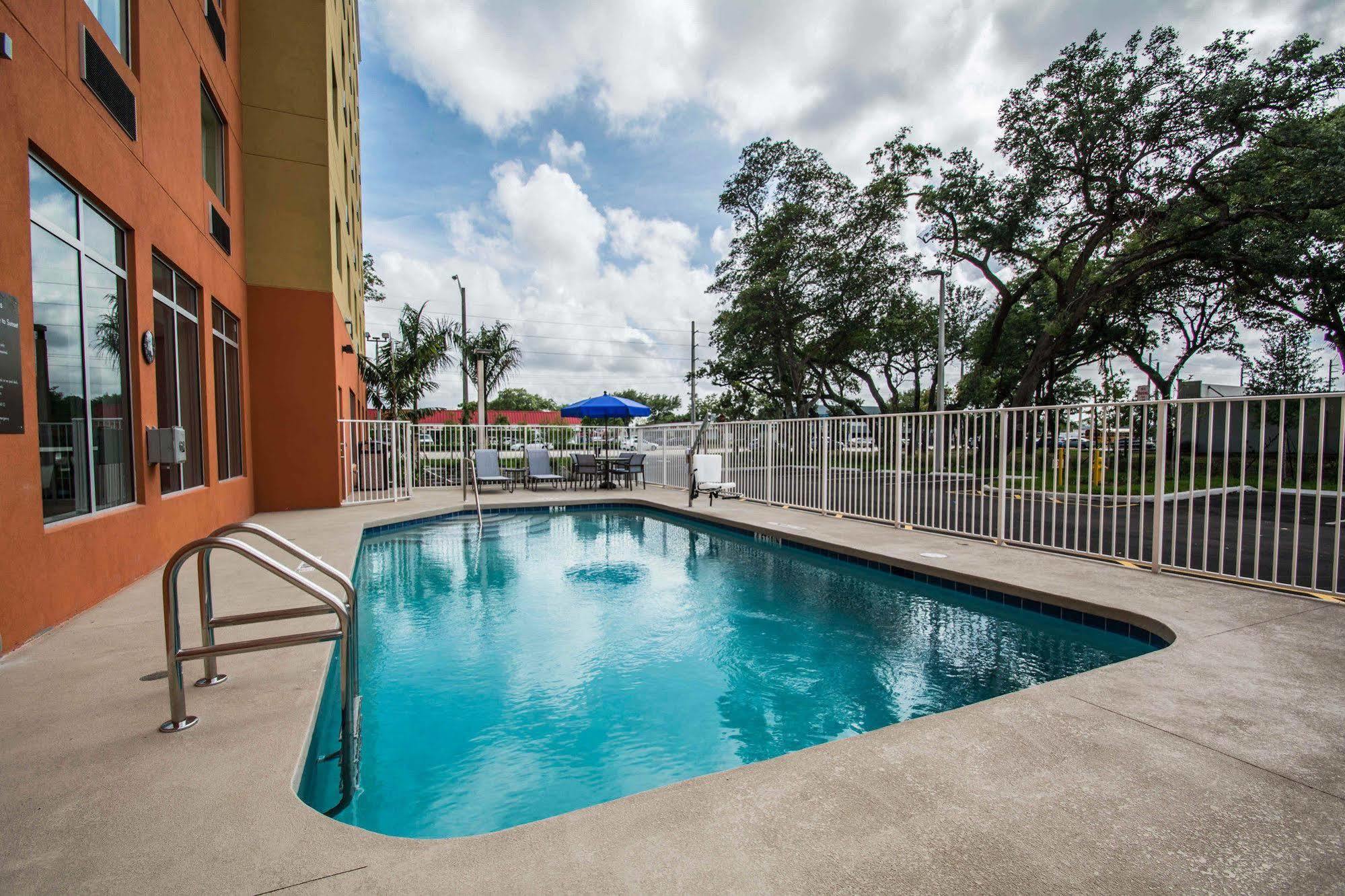 Comfort Lauderdale Airport South & Cruise Port Dania Beach