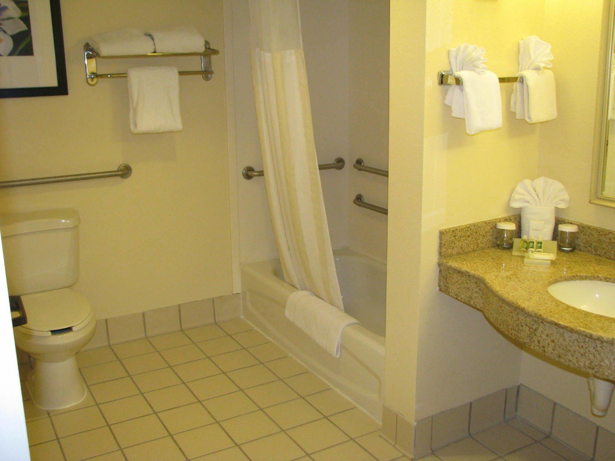Hilton Garden Airport Hotel 3*
