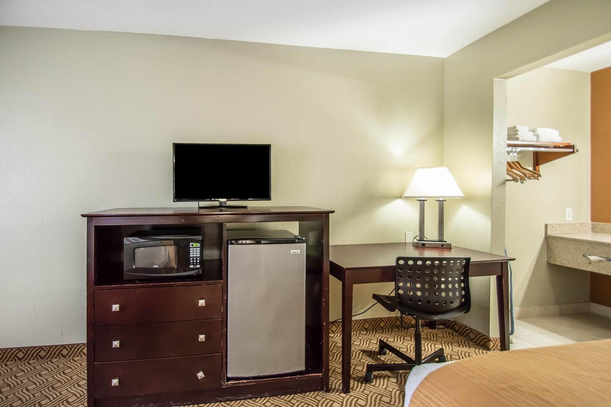 Hotel Quality & By The Parks