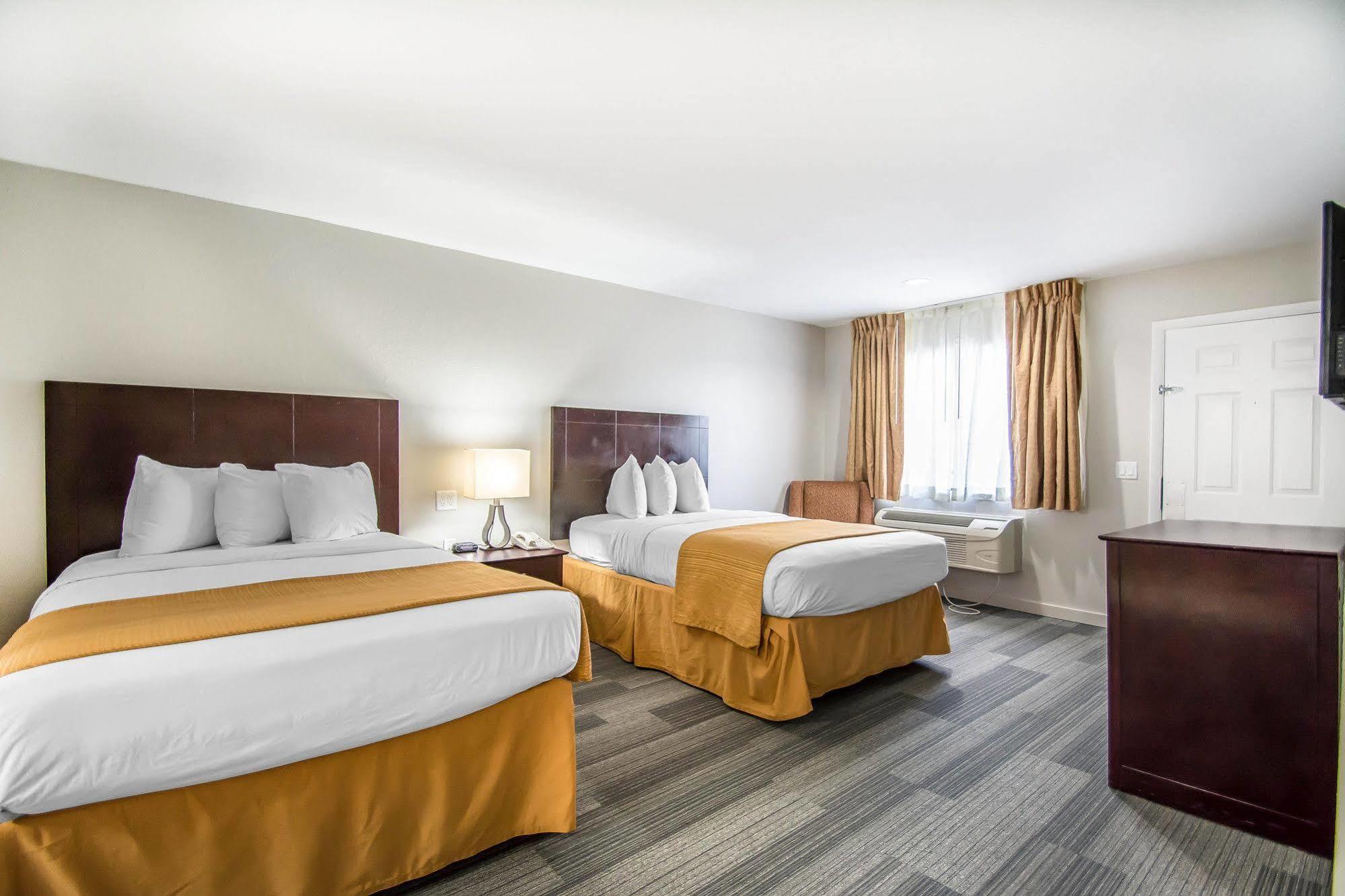 Quality & By The Parks Hotel