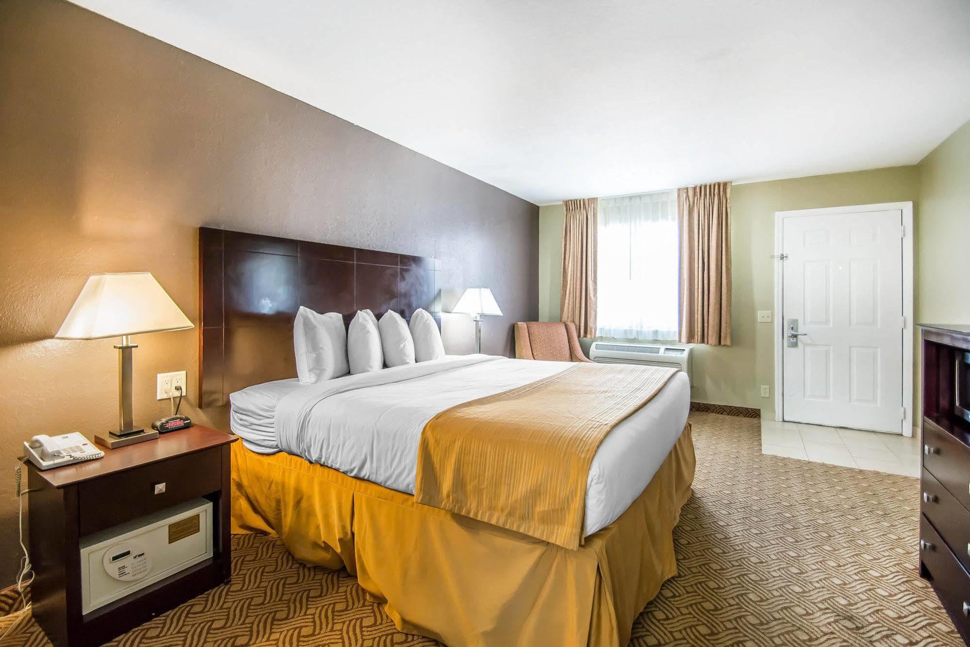 Hotel Quality & By The Parks