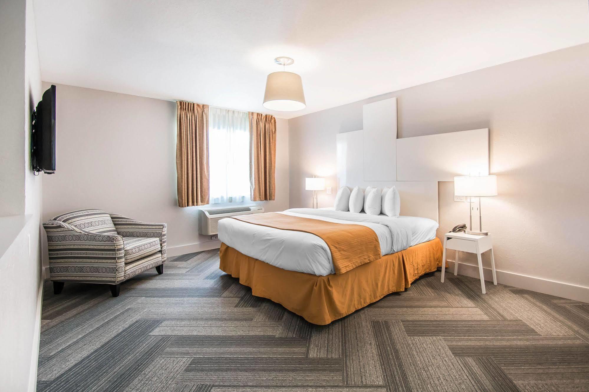 Quality & By The Parks Hotel 3*