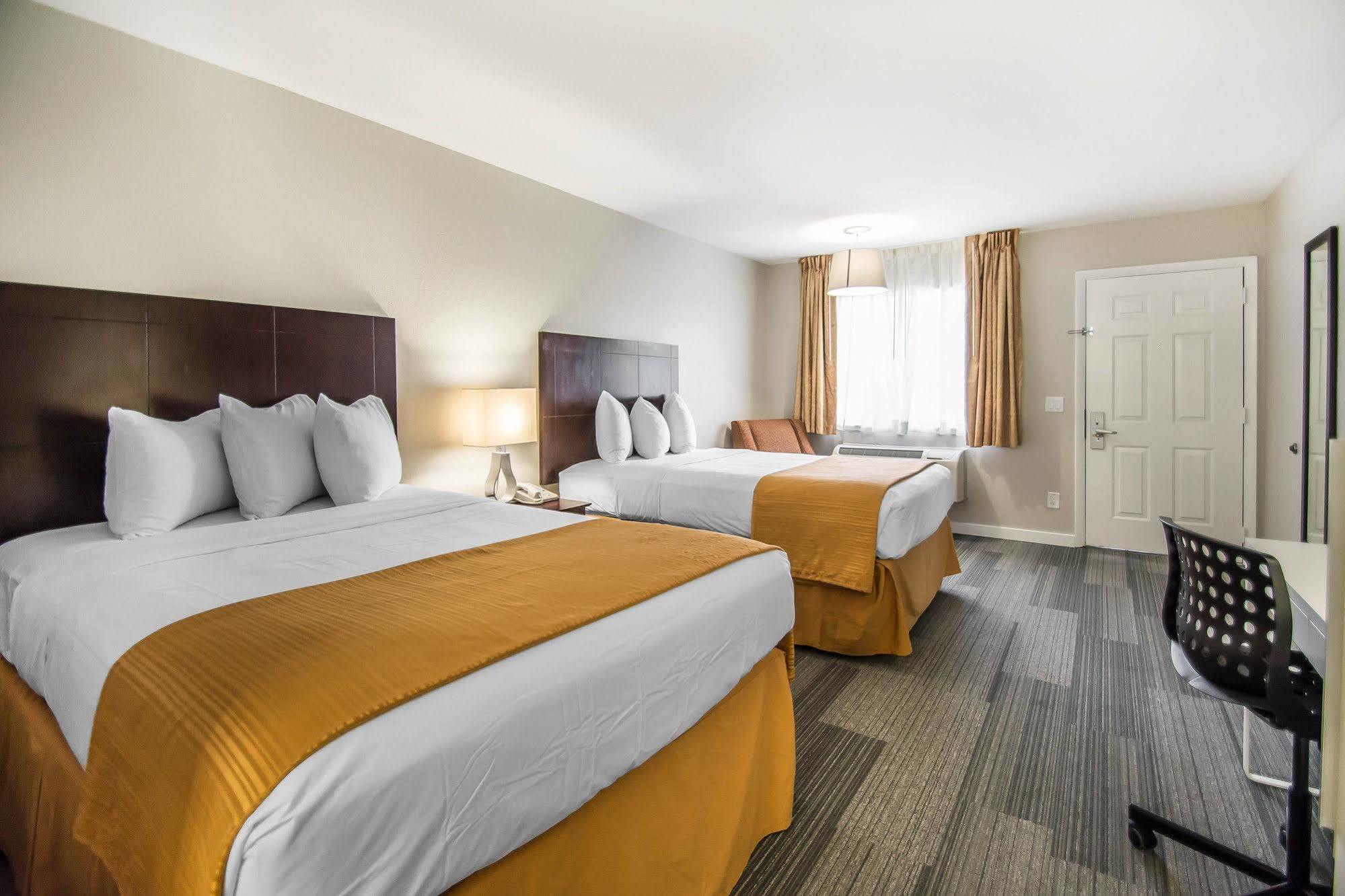 Hotel Quality & By The Parks 3*