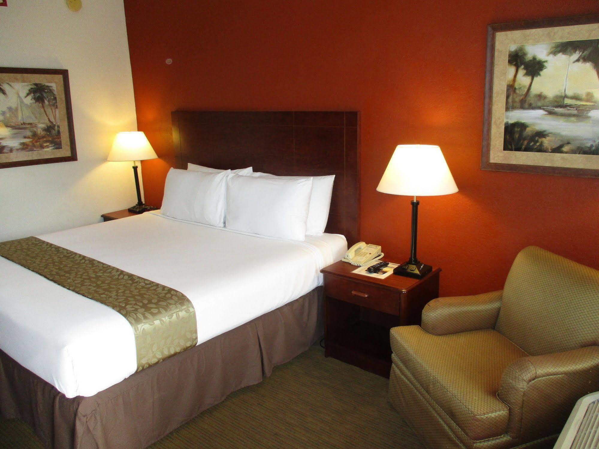 Town & 3* Crestview
