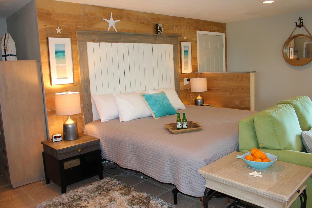Latitude 26 Waterfront Boutique - Bonita Springs