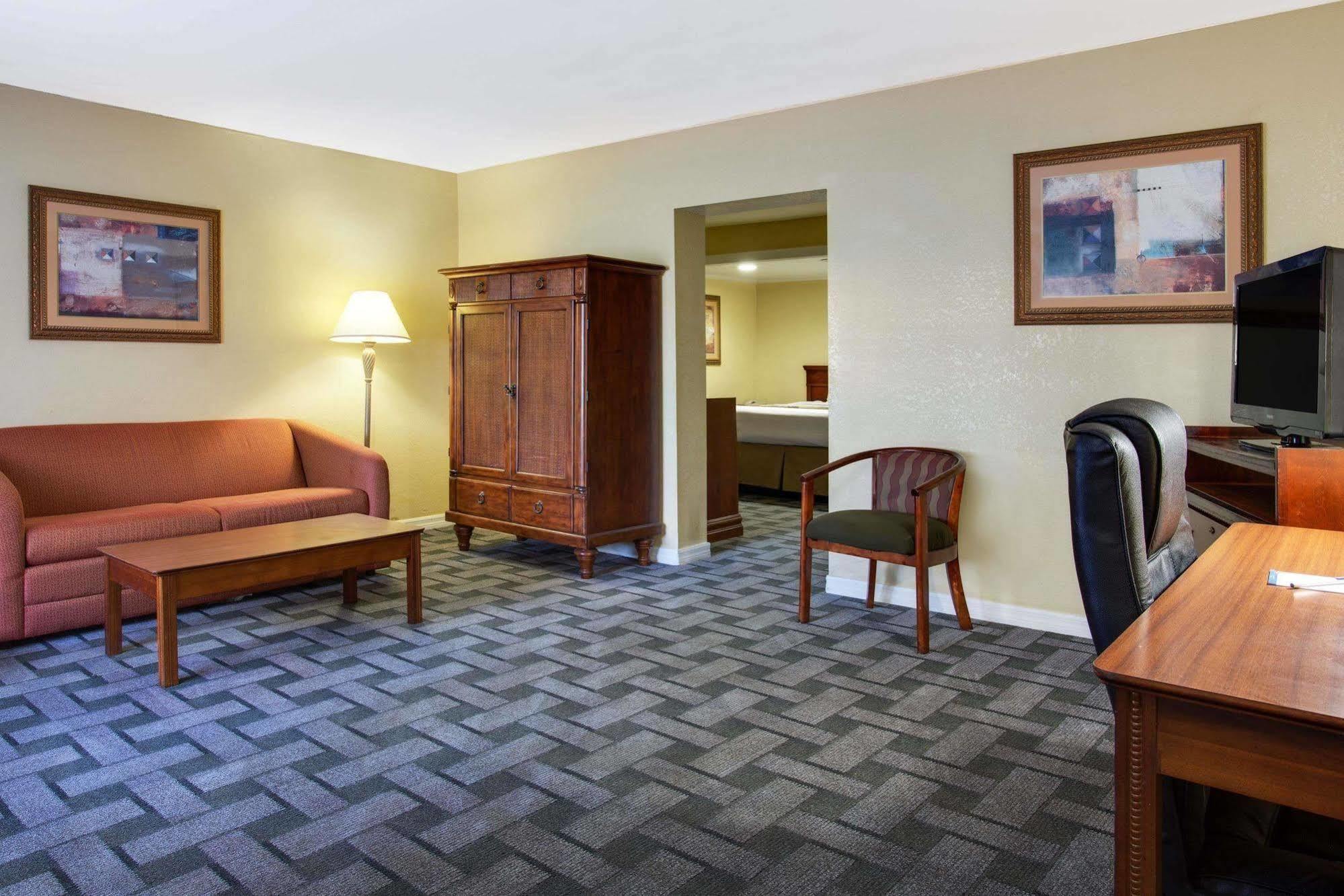 Baymont By Wyndham Lake City