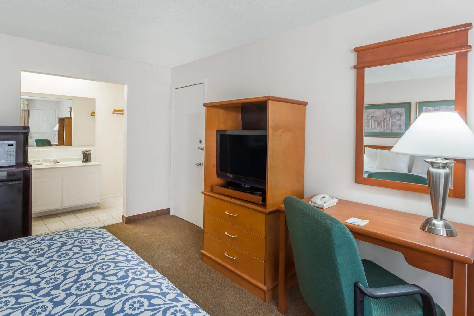 Days By Wyndham Myers Springs Hotel