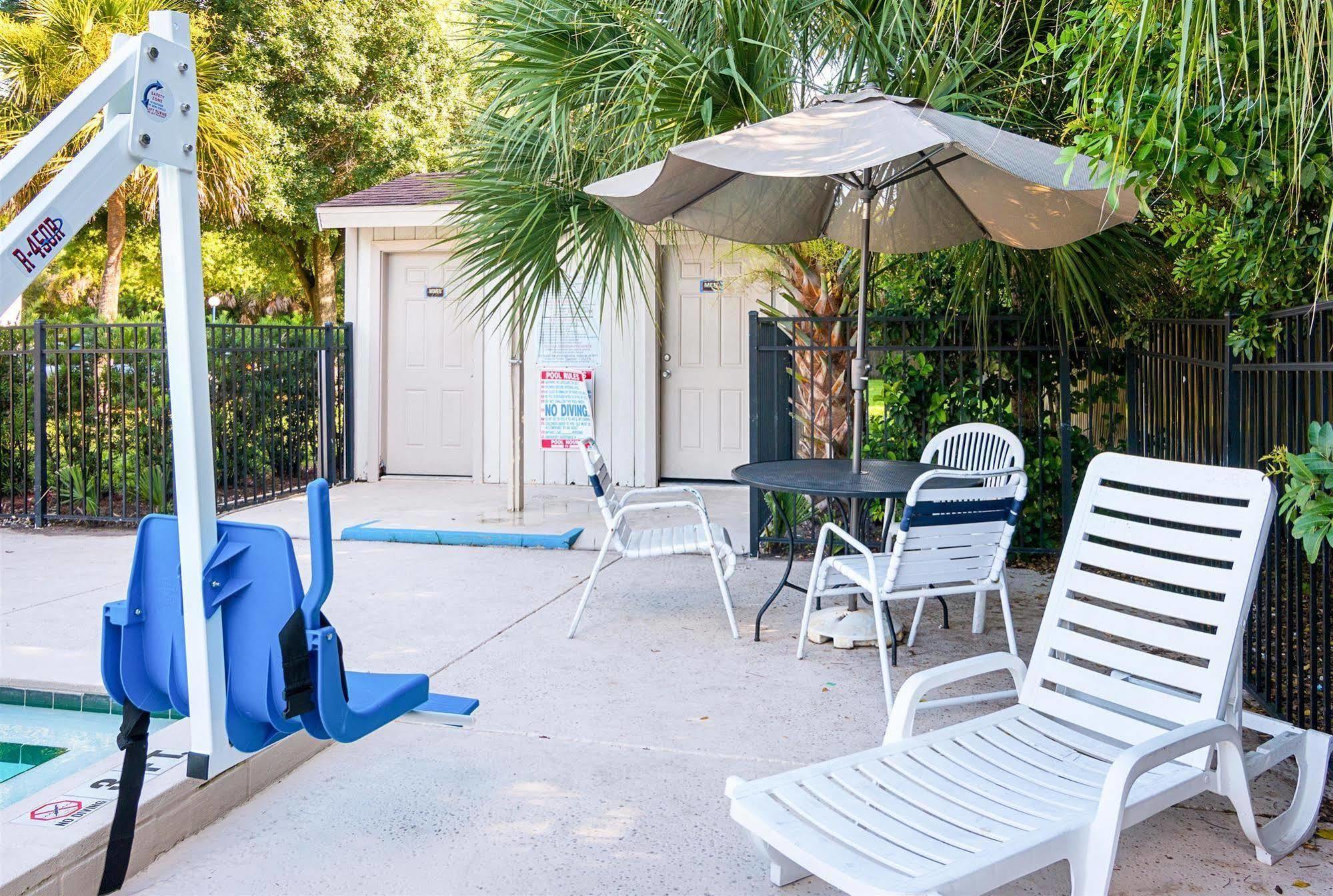 Hotel 6-tampa, Fl - Fairgrounds 2*