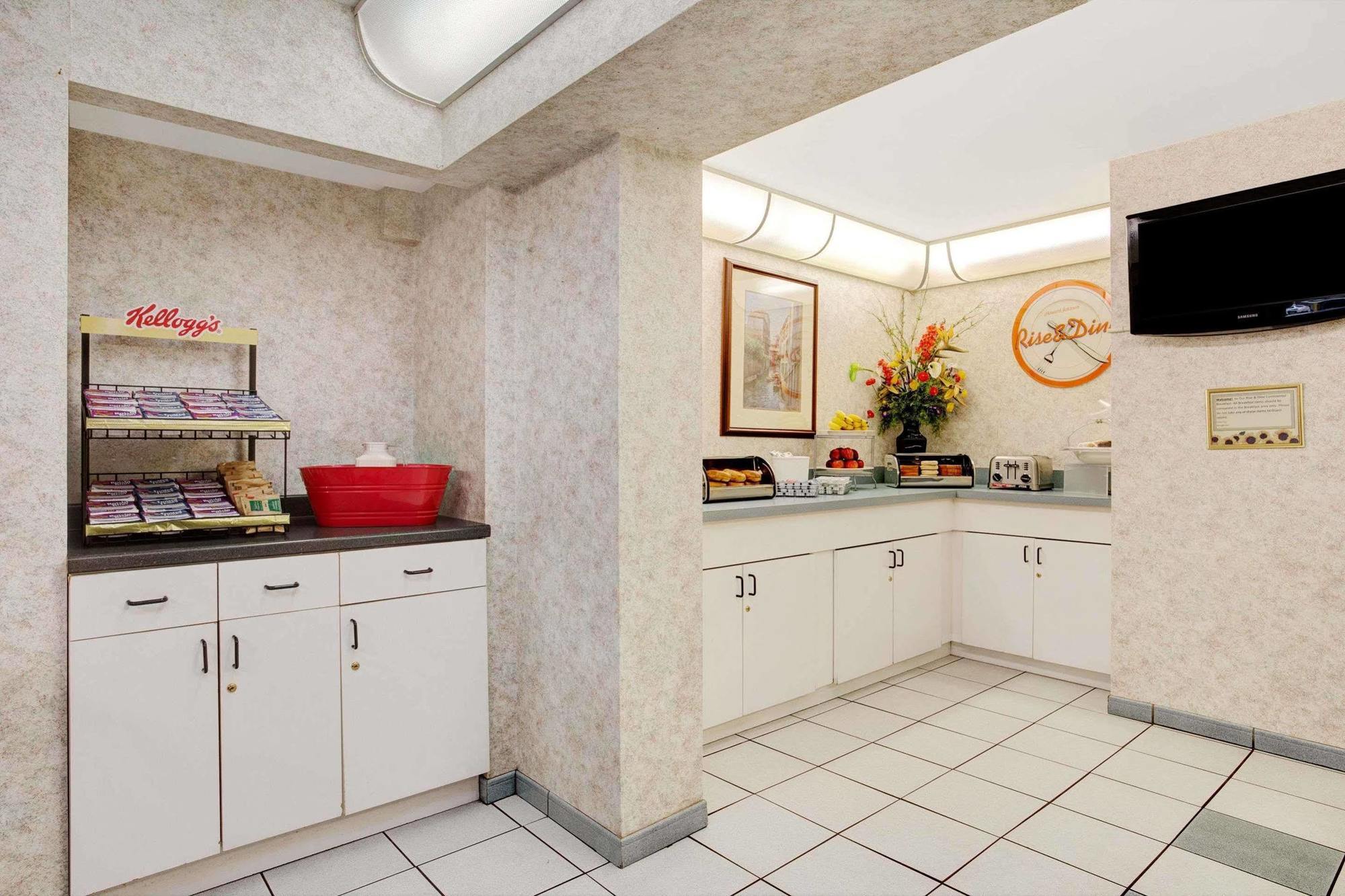 Howard Johnson By Wyndham - Dunedin Clearwater
