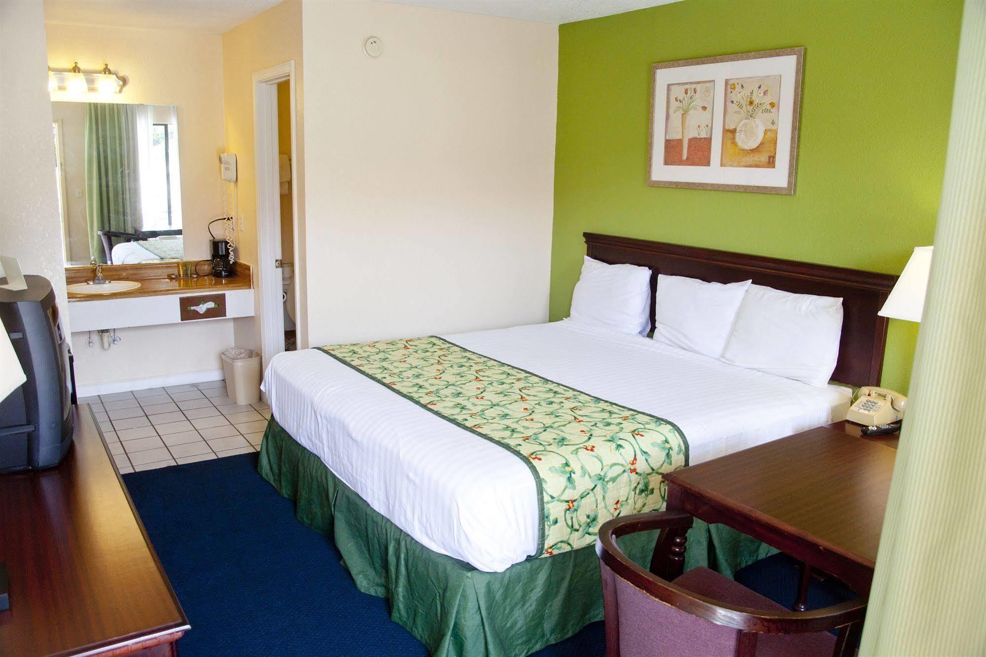 Days By Wyndham Hotel DeFuniak Springs