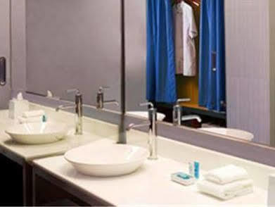 Aloft Airport Hotel 4*
