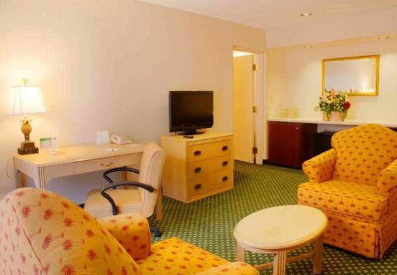 Courtyard By Marriott Lauderdale