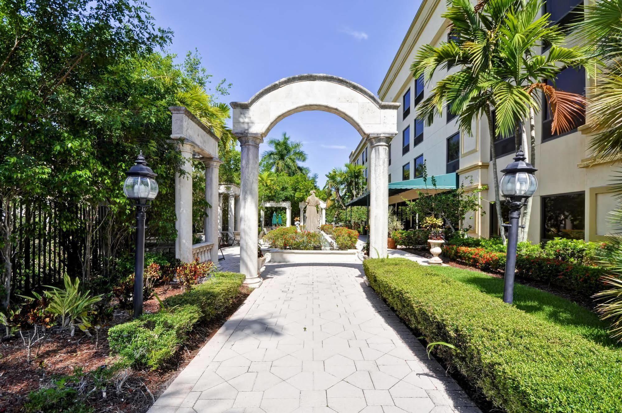 Hampton Palm Gardens Hotel