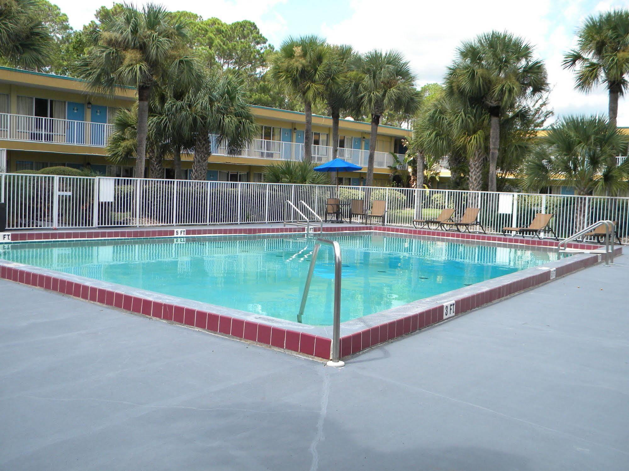 Days By Wyndham Daytona Speedway Hotel 2*