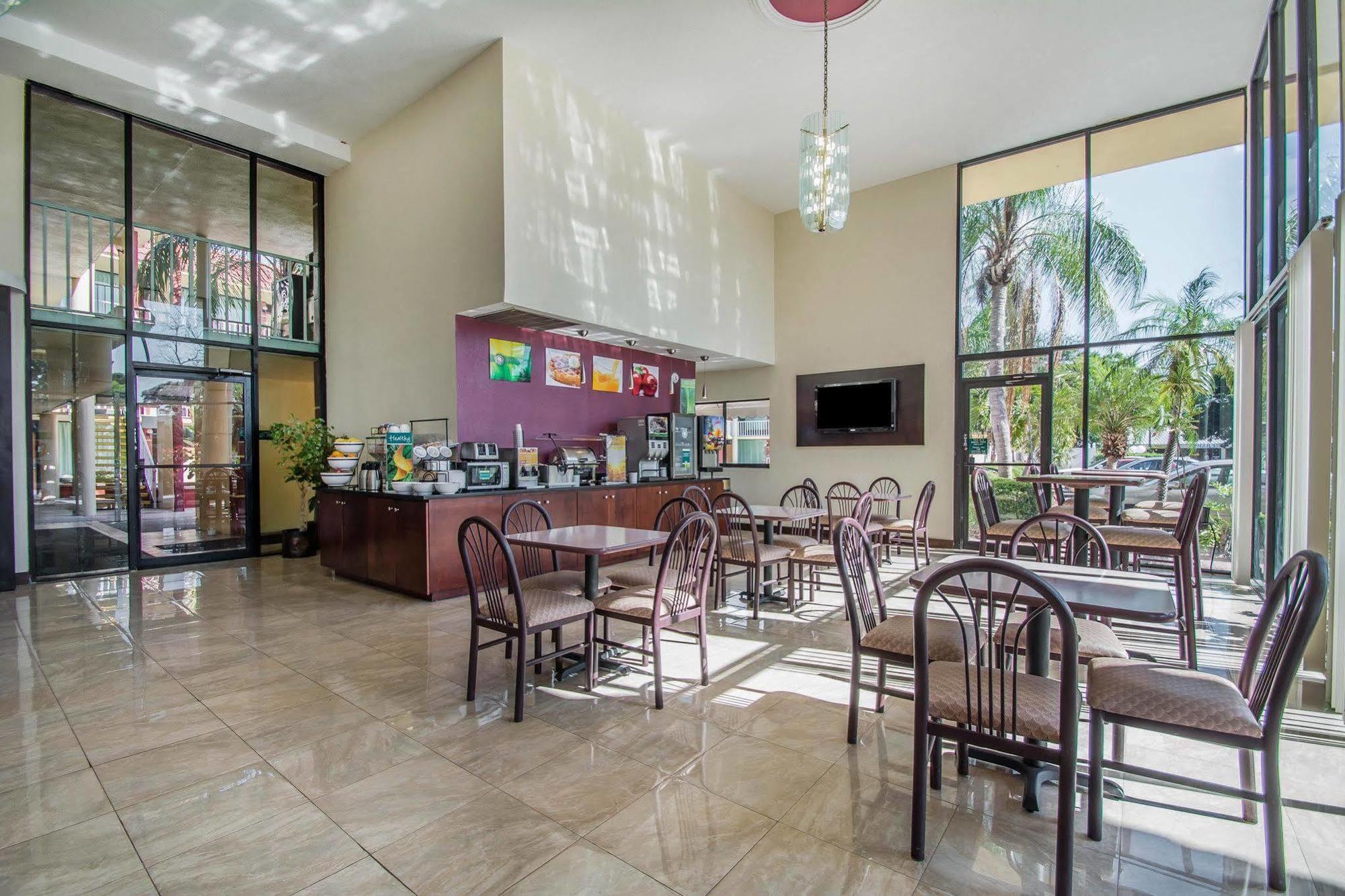 Hotel Quality & At Tropicana Field 2*