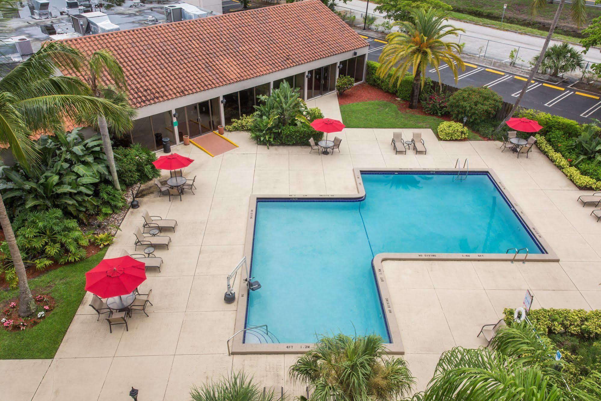 Ramada By Wyndham West Palm Airport Hotel 3*