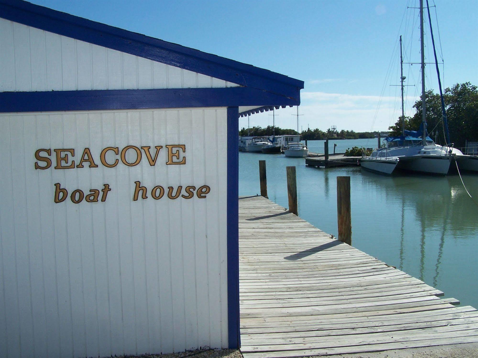Botel Floating Sea Cove And Marina