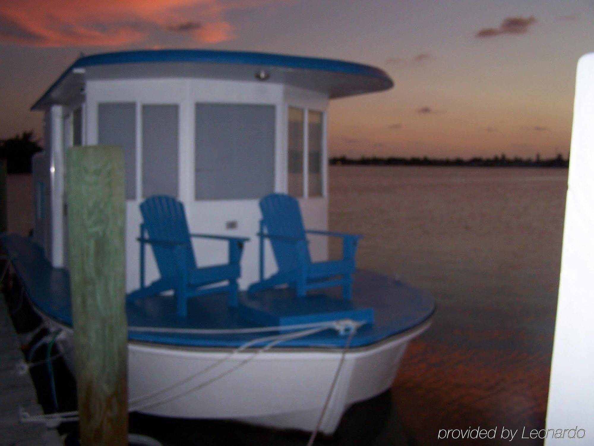 Floating Sea Cove And Marina Botel 2*