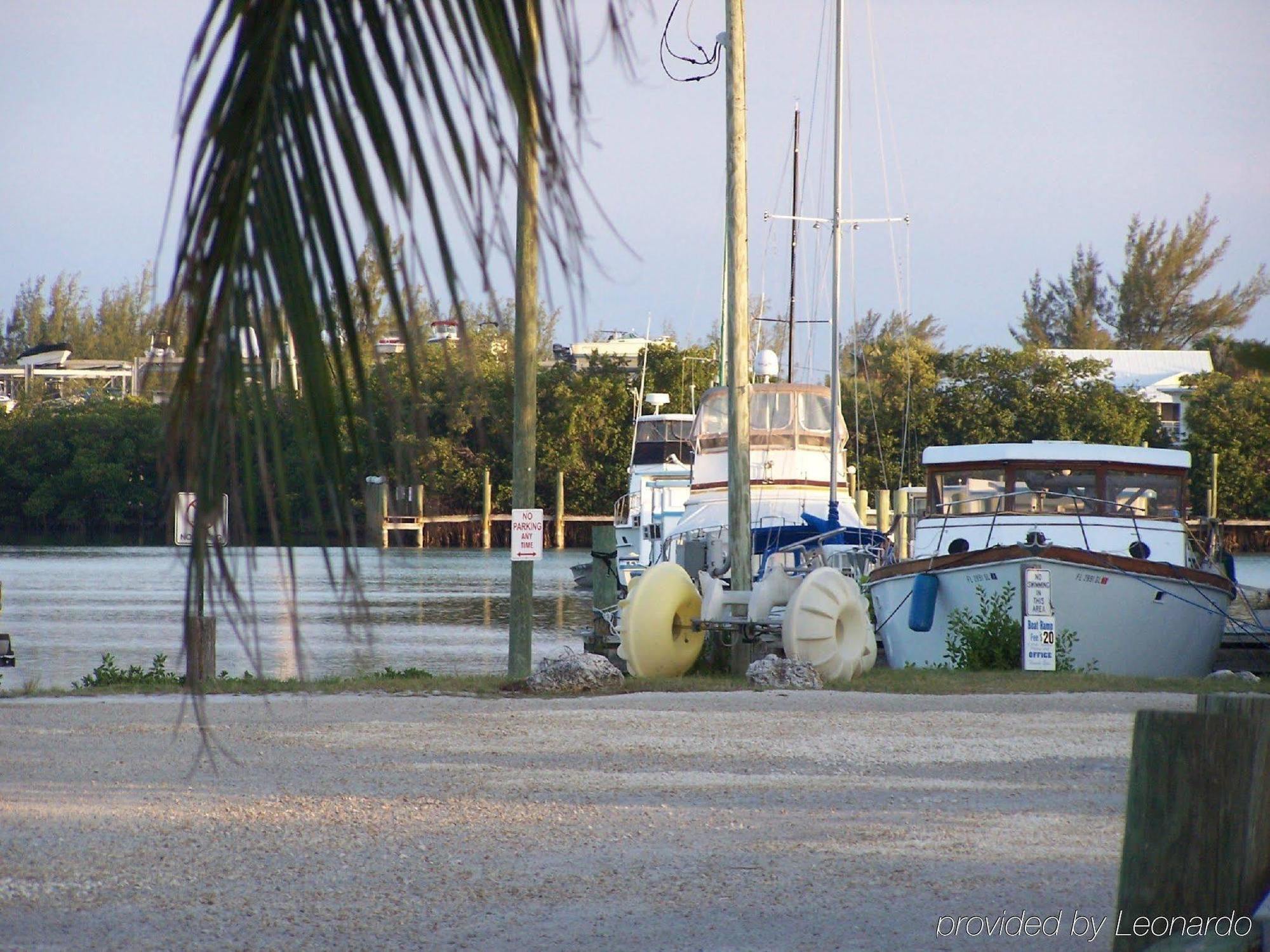 Floating Sea Cove And Marina Botel 2*