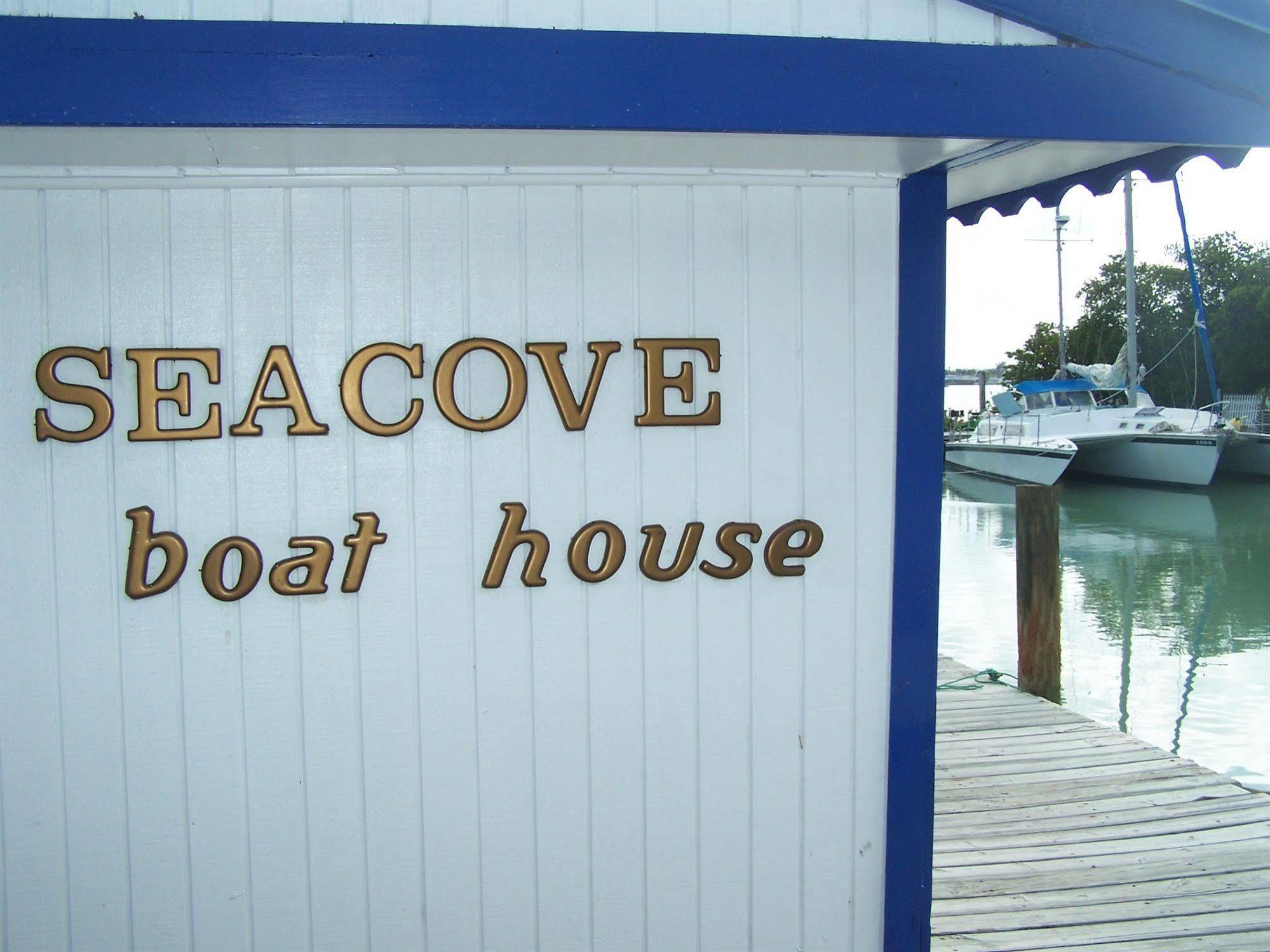 Floating Sea Cove And Marina Botel 2*