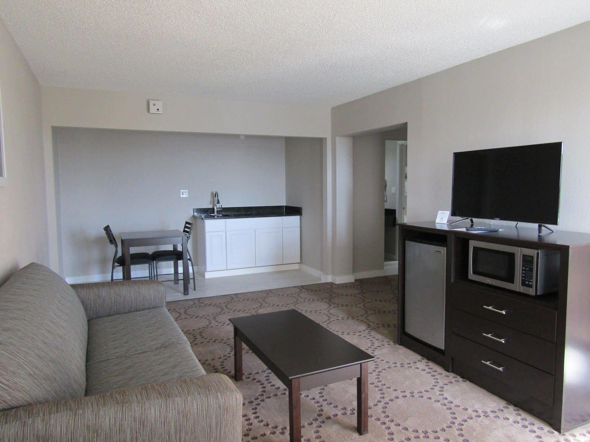 Hotel Quality Inn & Suites Kissimmee By The Lake 3*