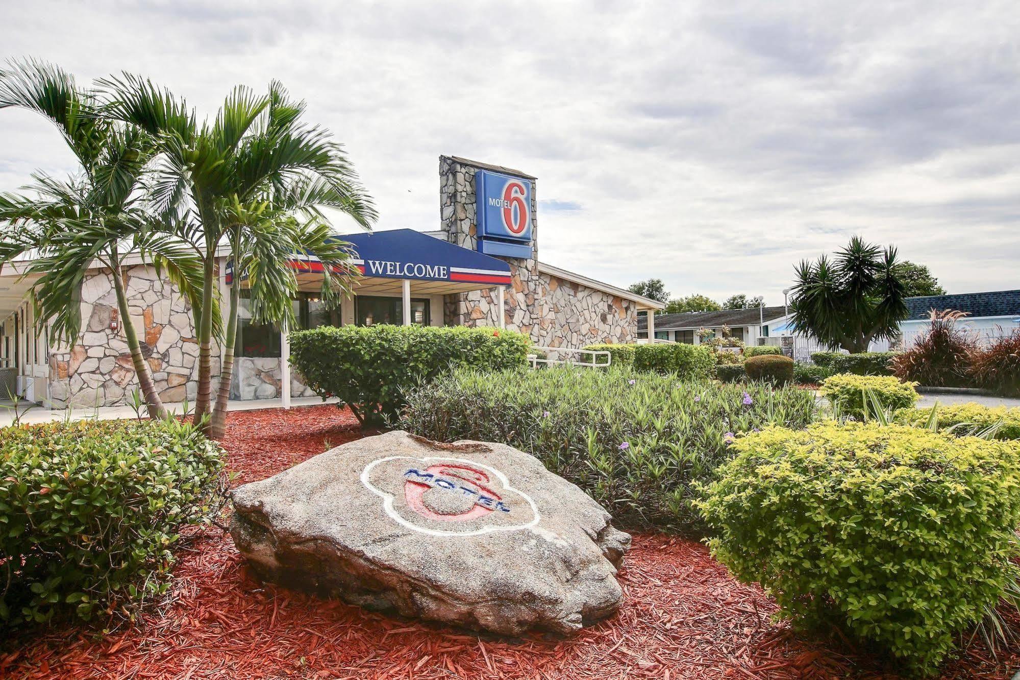 6 Hotel
