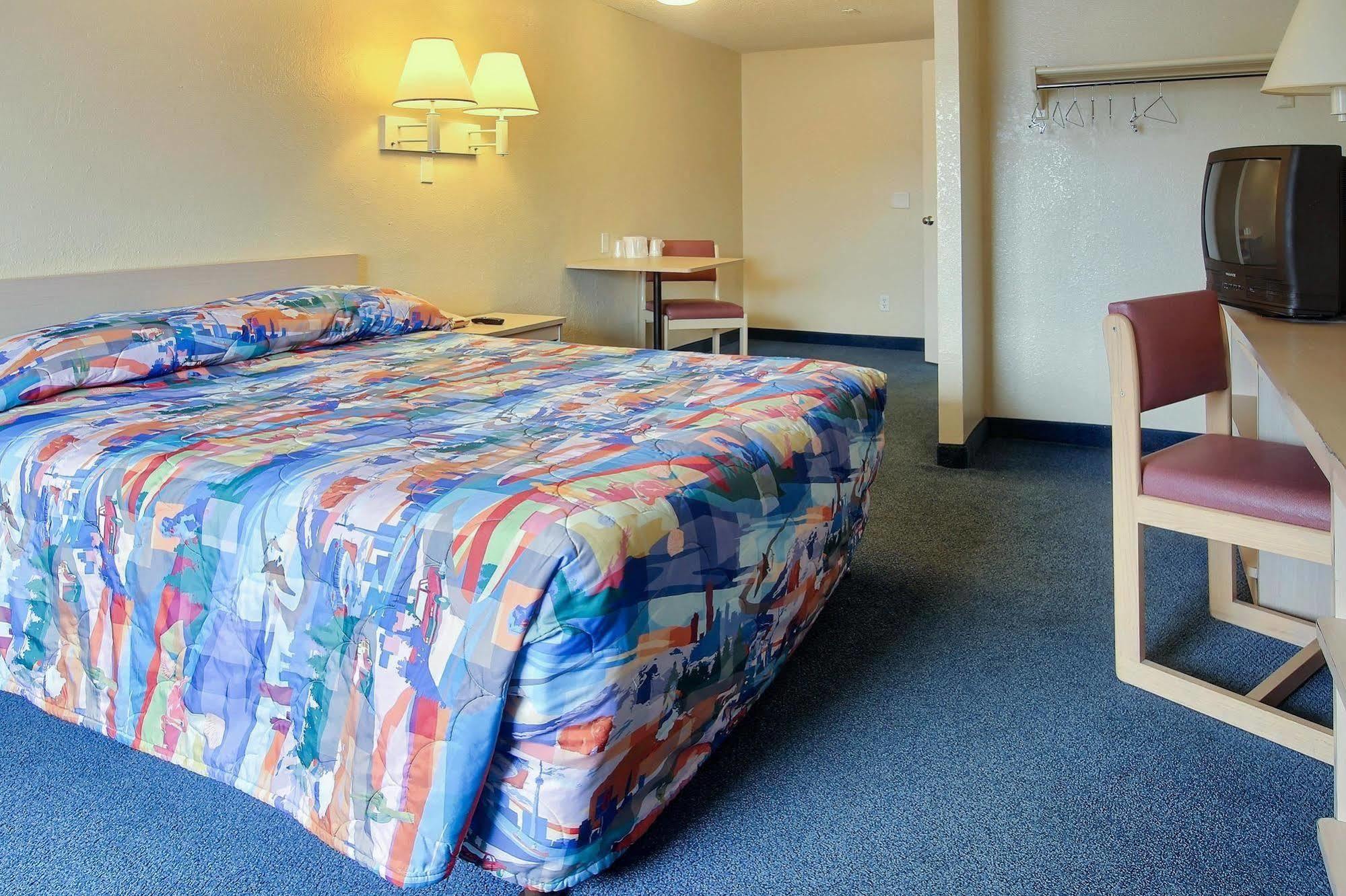 Hotel 6