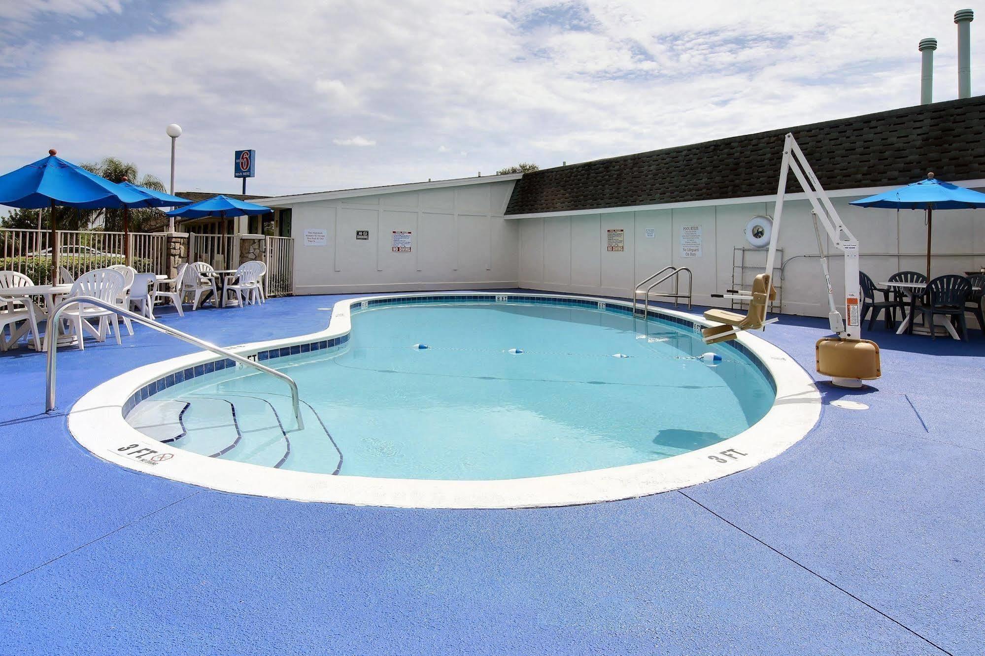 6 Hotel