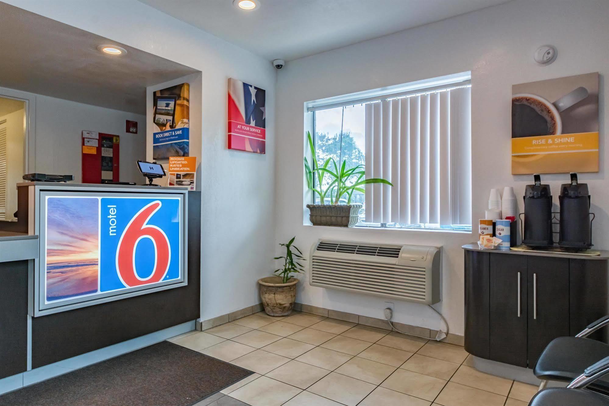 6-ft. Pierce, Fl Hotel 2*