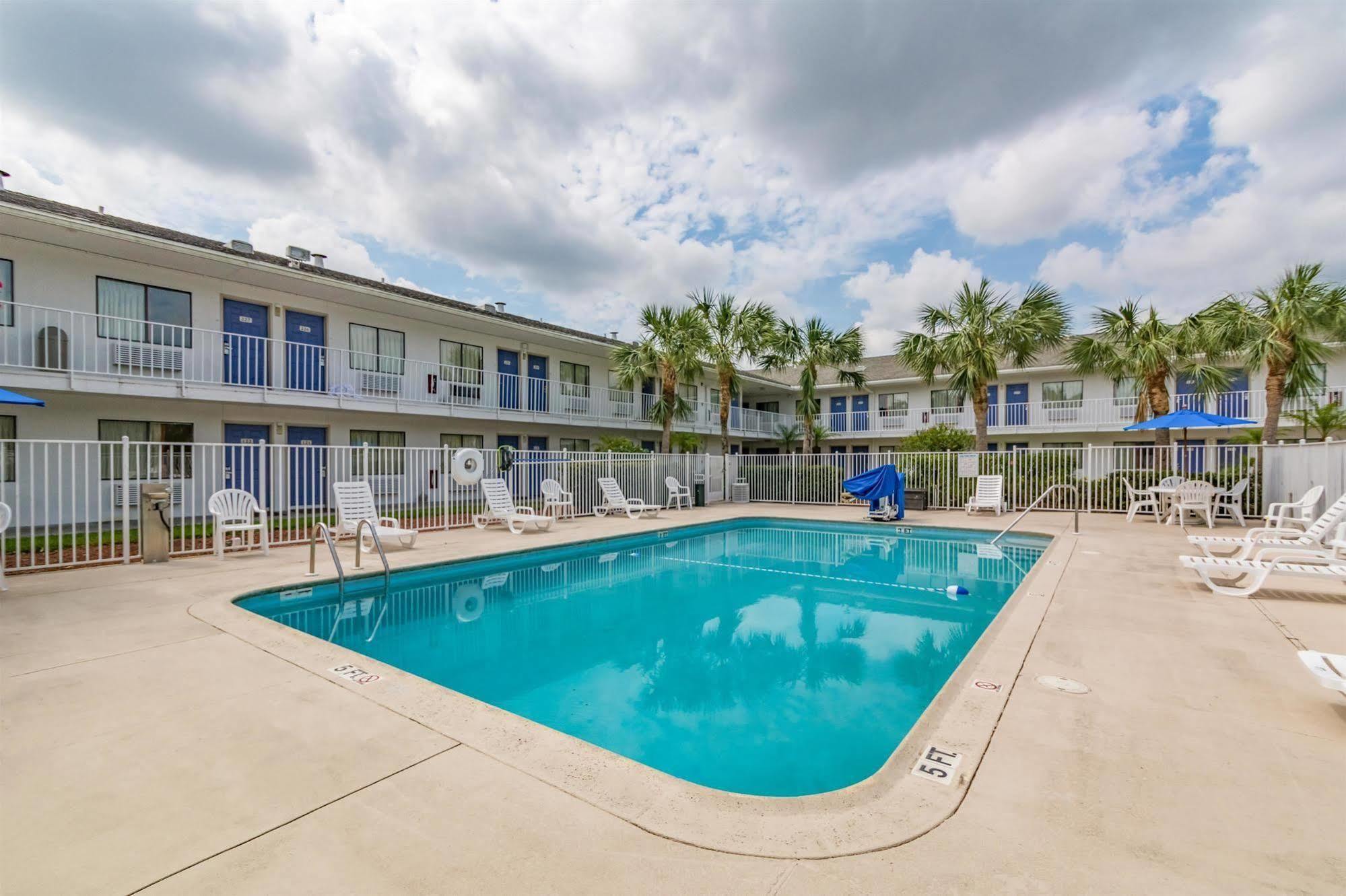6-ft. Pierce, Fl Hotel Fort Pierce