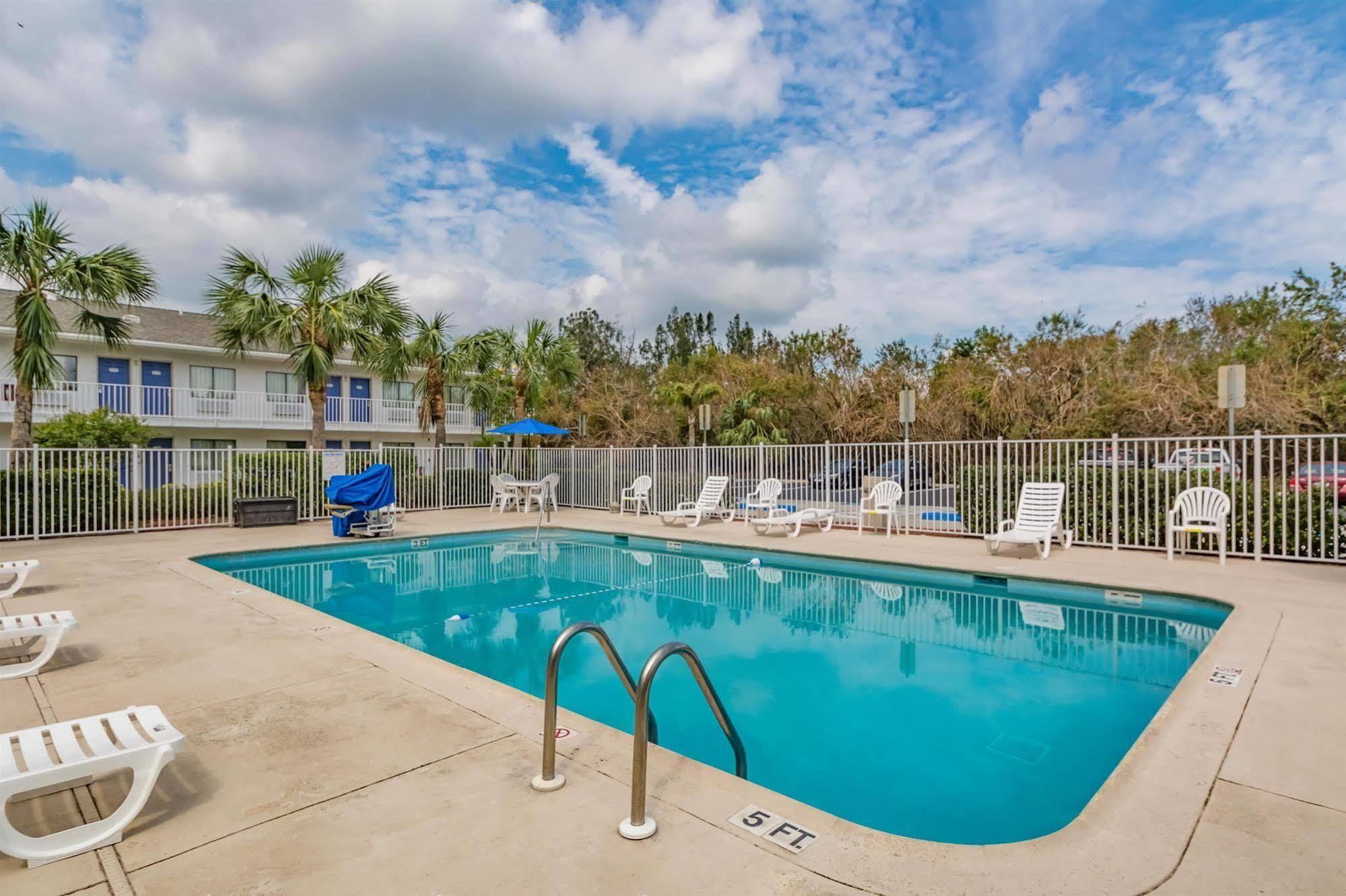 6-ft. Pierce, Fl Hotel Fort Pierce