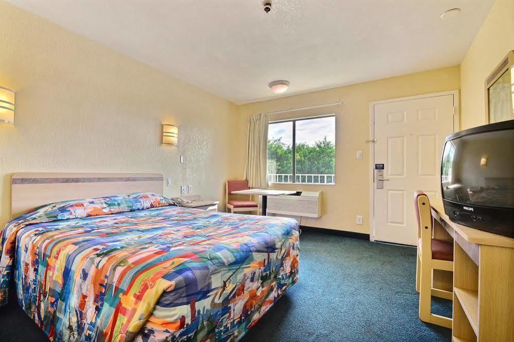 6-ft. Pierce, Fl 2* Fort Pierce