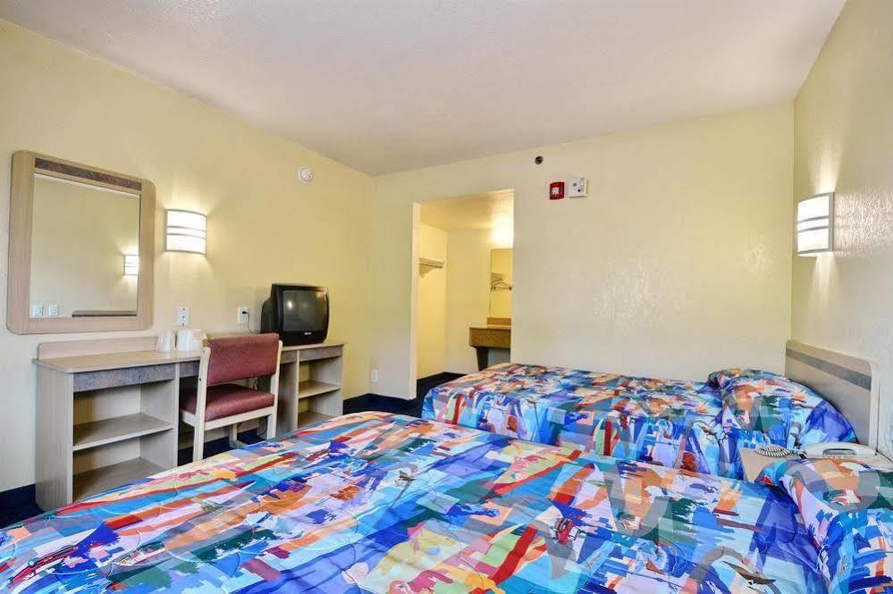 6-ft. Pierce, Fl Hotel 2*