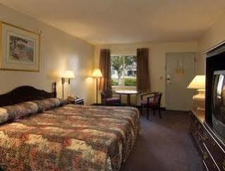 Hotel Howard Johnson By Wyndham Vero / Downtown Vero Beach