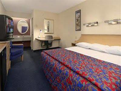 Motel Red Roof Airport 2*