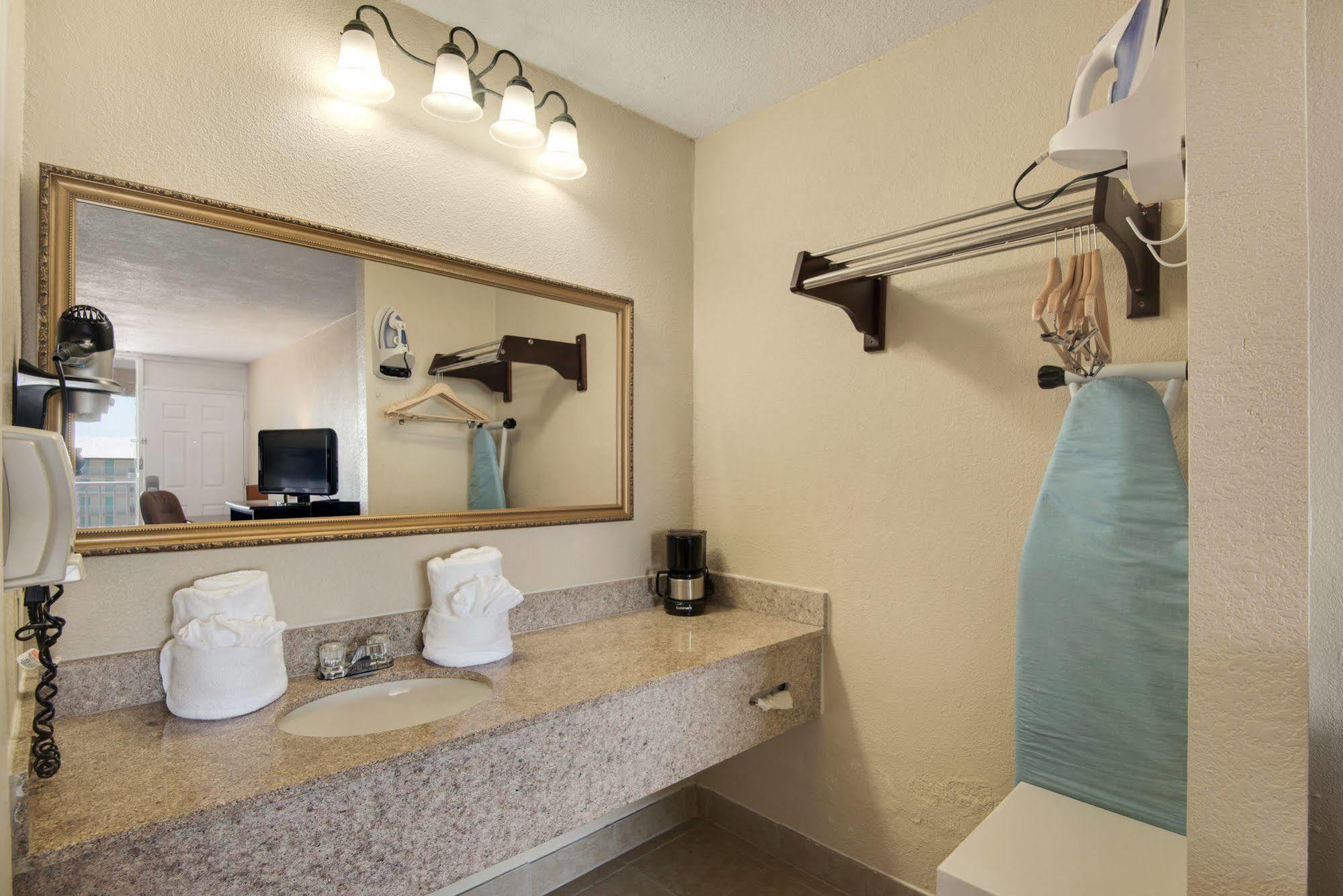 Hotel Baymont By Wyndham Panama 2*