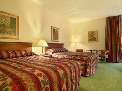 Ramada Maingate West Hotel 3*