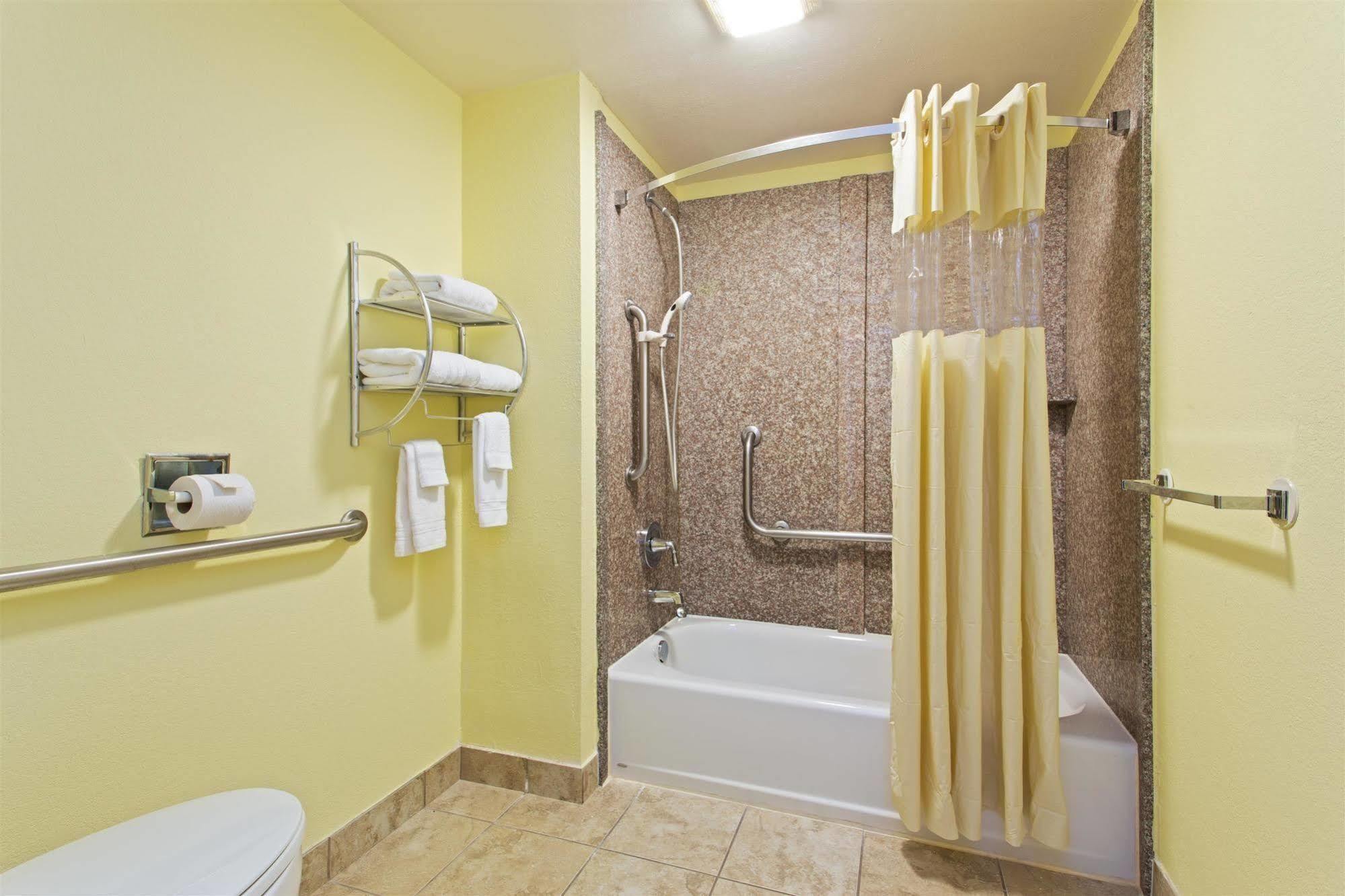 Baymont By Wyndham Near Busch Gardens Hotel