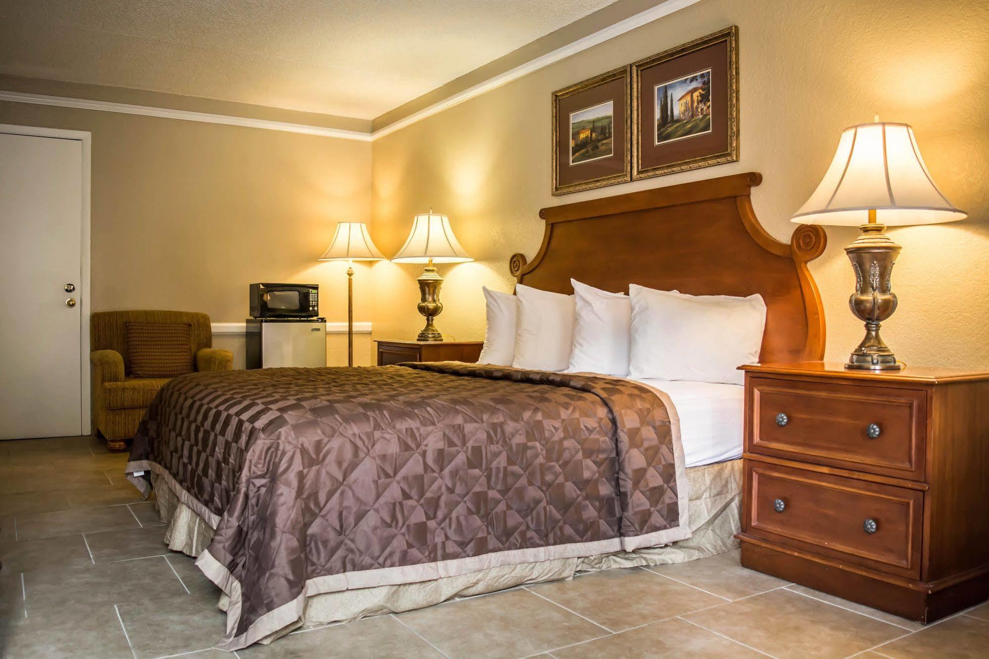 Rodeway Near Ybor - Casino Inn 2*