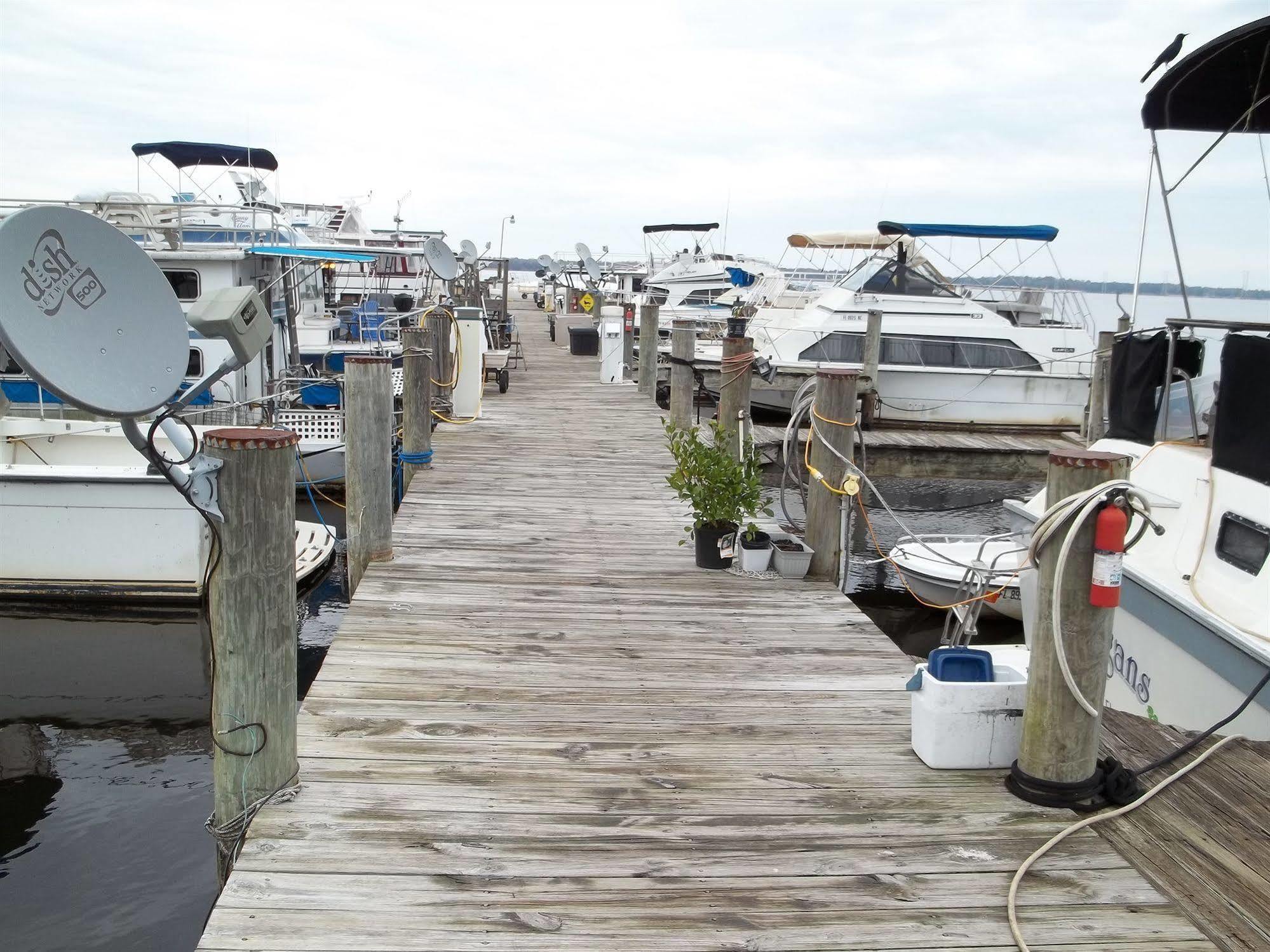 Crystal Cove Riverfront Resort 3*