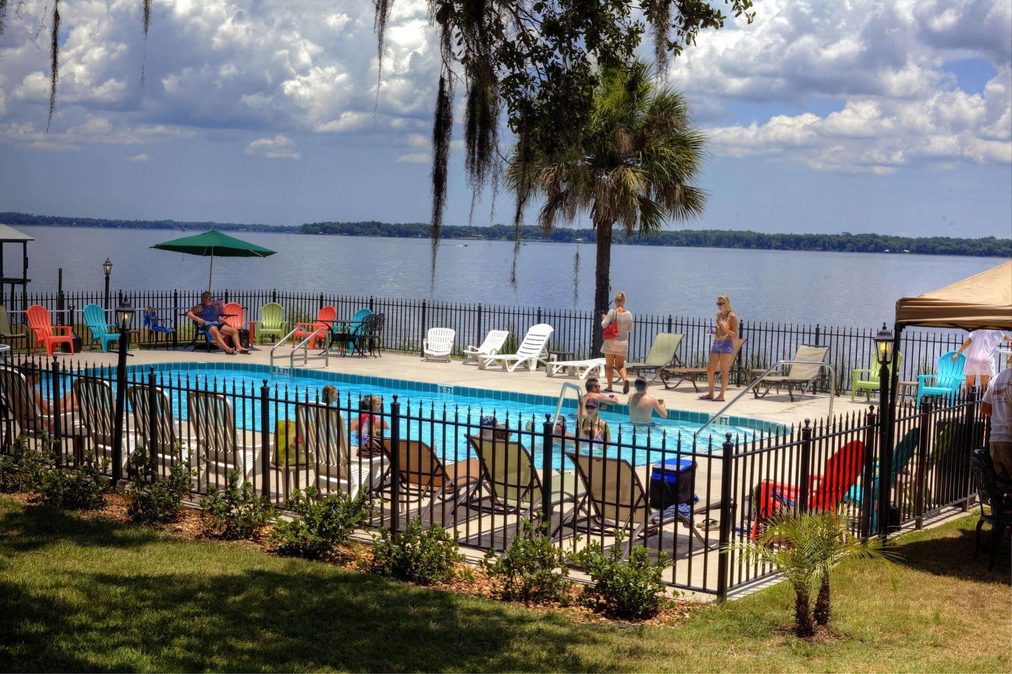 Crystal Cove Riverfront Resort 3*