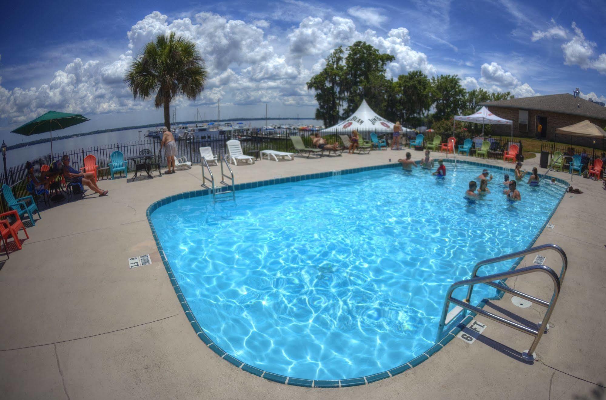 Crystal Cove Riverfront Resort 3*