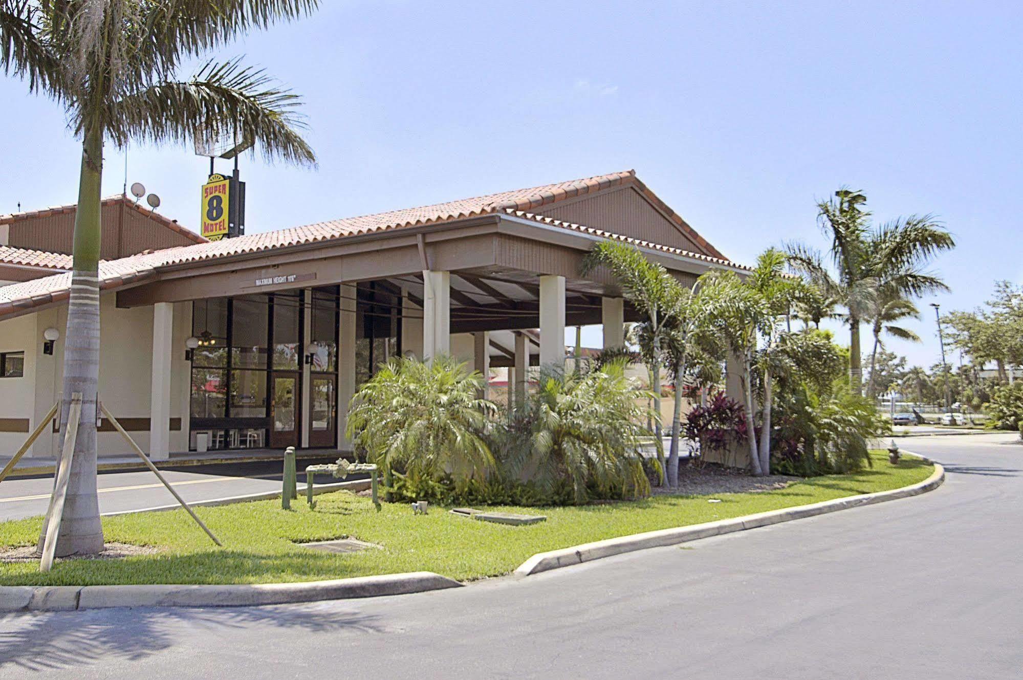 Super 8 By Wyndham Riviera West Palm Hotel *